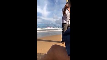 Casada Gostosa Com Bikini Bem Pequeno Provocando Trabalhador Na Praia