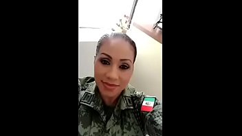 Chica Policía se masturba