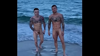 Desnudos en la playa con mi amigo leonel