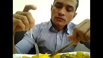 RONNY COMENDO BIFE COM BATATA FRITA HUUUUMMMM....KKKKK